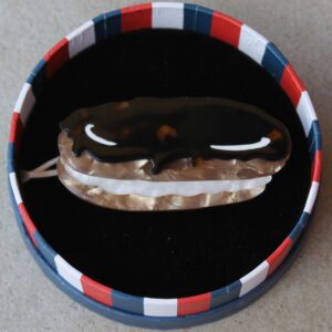 Erestwilder Brooch – Eclair au Chocolat