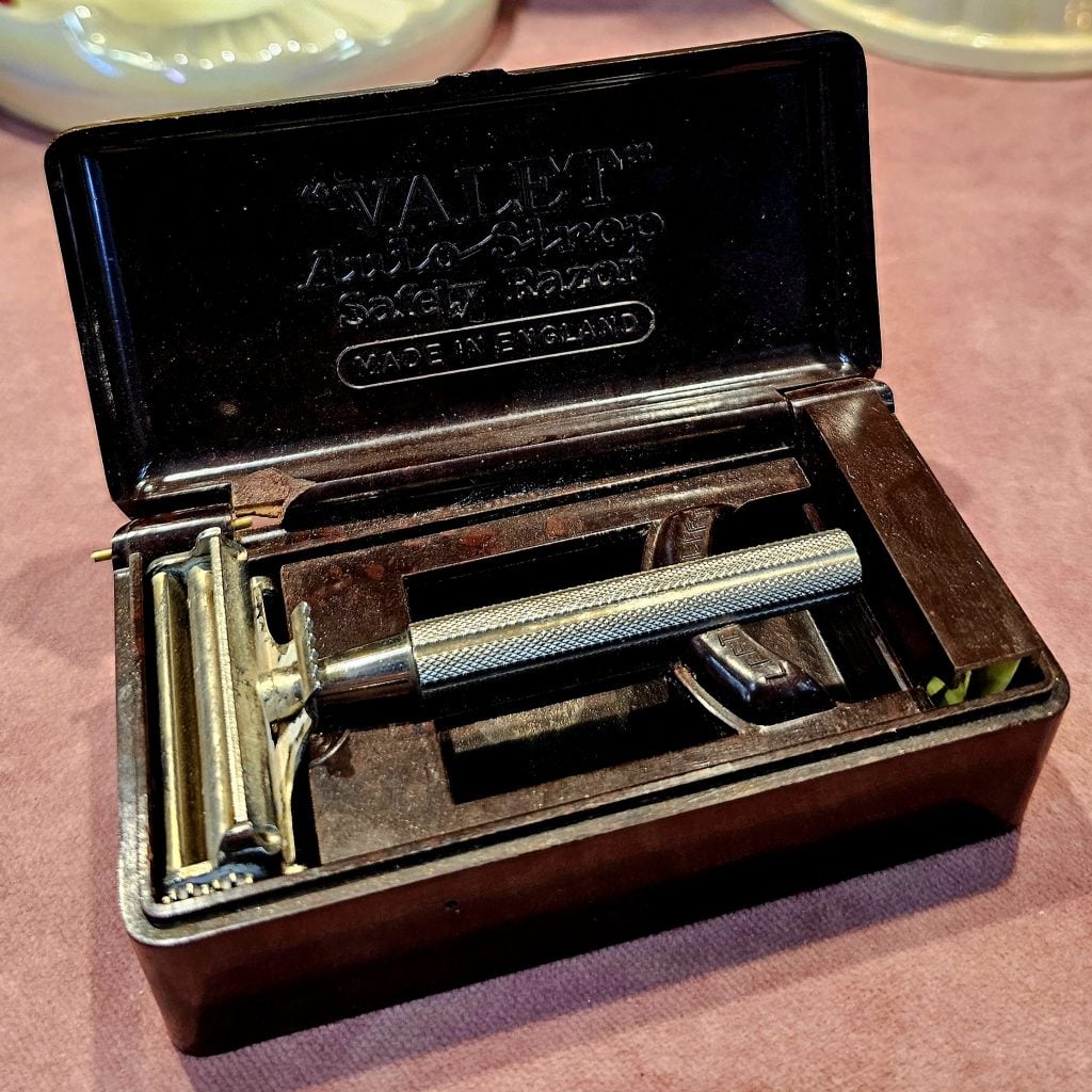 Vintage Safety Razor in Bakelite Box - Campbells Online Store