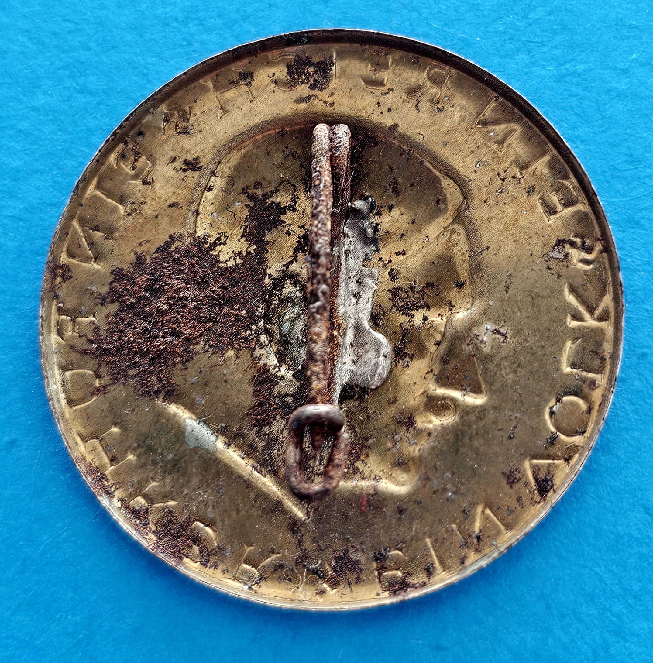 German Political Tinnie Badge - morpeth antique centre hunter valley region australian third reich NSDAP political party supporter pin adolf hitler one people nation leader tinnie badge glossy gold 1933