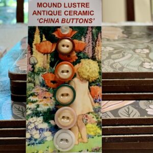 Mound Lustre, 5 china buttons (code 001)