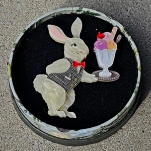 Erstwilder Brooch – Rabbit Waiter