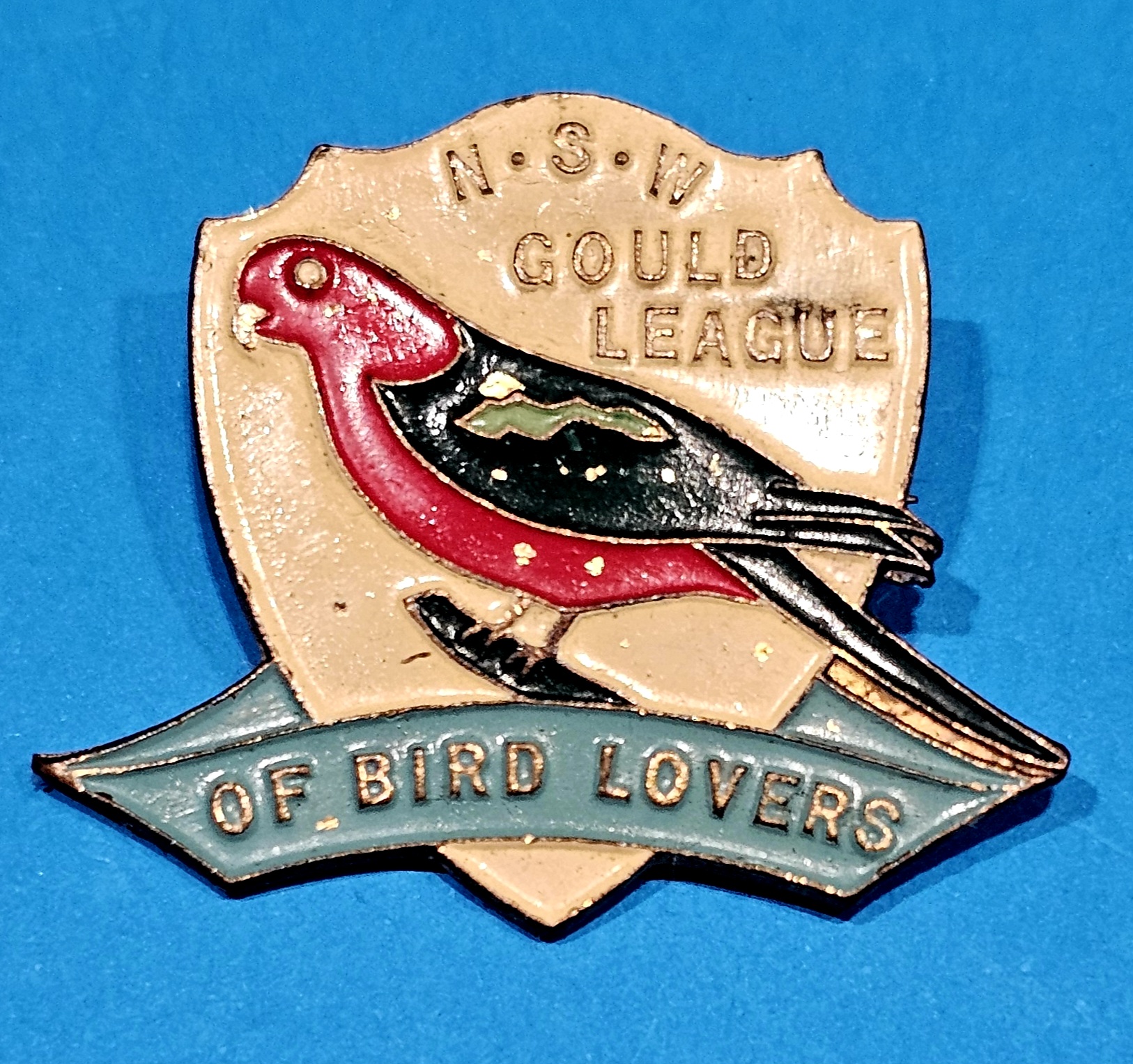 NSW Gould League Badge 1950 - morpeth antique centre hunter valley region nsw gould league bird lovers badge king parrot 1950