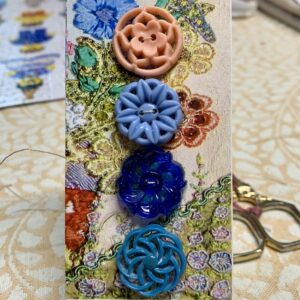 Pierced Plastic Buttons x 4 (code 869)