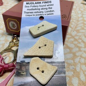 Mud-lark Buttons x 3 (code 525)