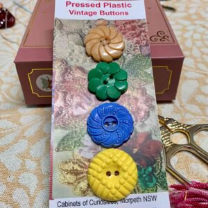 Pressed Plastic Buttons x 4 (code 531)