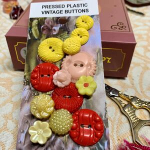 Pressed Plastic Button Cluster (code 533)