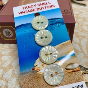Fancy Shell Buttons x 4 (code 534)