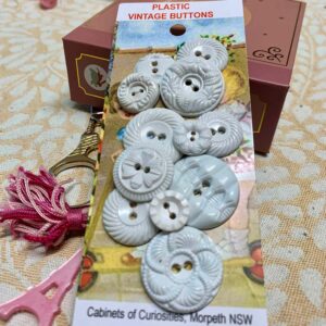 White plastic buttons x 12 (code 526)